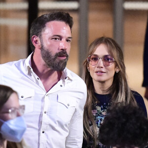 Ben Affleck et sa femme Jennifer Affleck (Lopez) et leurs enfants respectifs Seraphina, Maximilian et Emme quittent l'hôtel Crillon à Paris.