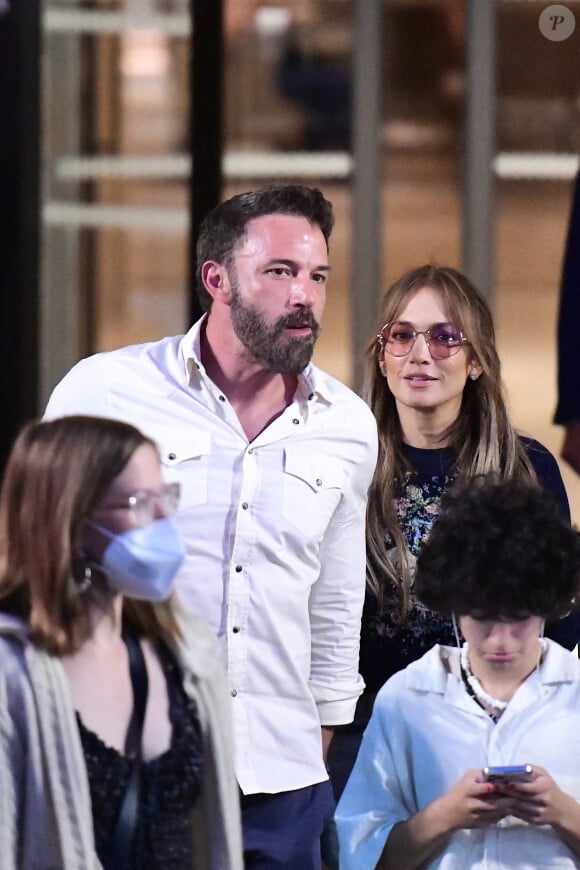Ben Affleck et sa femme Jennifer Affleck (Lopez) et leurs enfants respectifs Seraphina, Maximilian et Emme quittent l'hôtel Crillon à Paris.