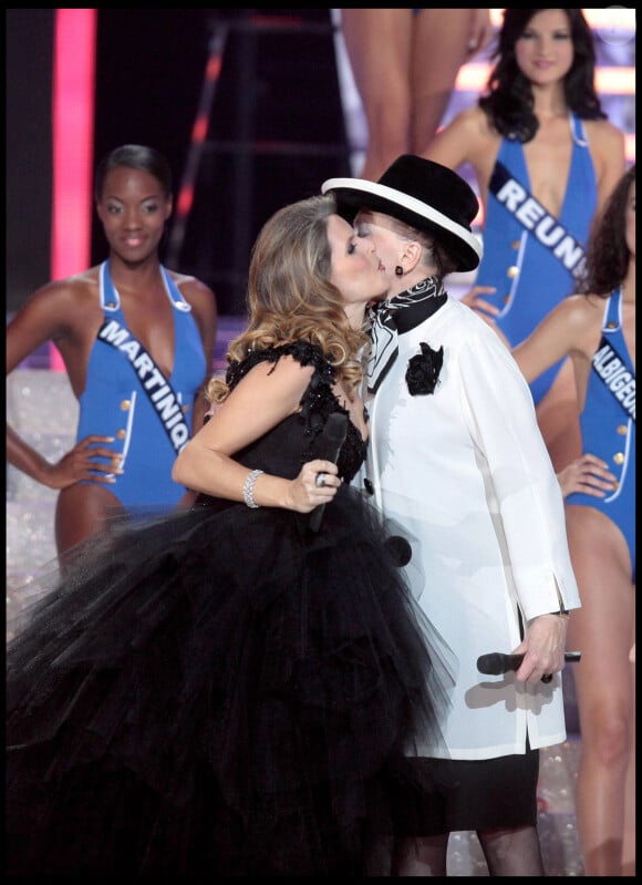 Sylvie Tellier et Geneviève de Fontenay à Miss France 2010, depuis Nice.