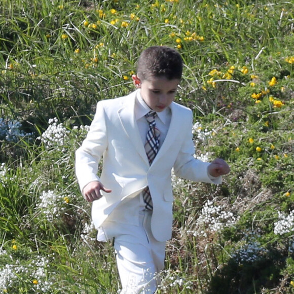 Mariage de Jean-Luc Delarue et Anissa Kehl à Belle-île-en-mer, le 12 mai 2012. Le couple s'est marié dans la maison de l'animateur à Sauzon au cours d'une cérémonie intime. Le fils de Jean-Luc Delarue, Jean, était aux côtés de son père. Le couple, main dans la main, et leurs invités se sont dirigés vers une allée, en direction de la mer, afin de se réunir sur la plage.