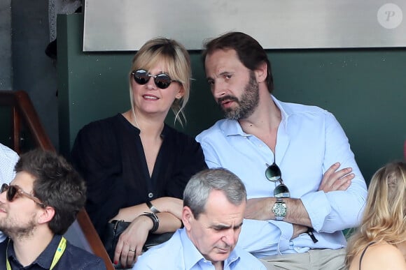 Flavie Flament et son compagnon Vladimir regardent le match entre R.Nadal et R. Gasquet ainsi que son ex mari Benjamin Castaldi avec sa femme Aurore Aleman dans les tribunes des Internationaux de France de Tennis de Roland-Garros à Paris le 2 juin 2018. © Jacovides/Moreau/Bestimage