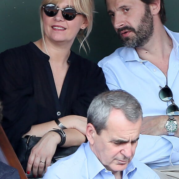 Flavie Flament et son compagnon Vladimir regardent le match entre R.Nadal et R. Gasquet ainsi que son ex mari Benjamin Castaldi avec sa femme Aurore Aleman dans les tribunes des Internationaux de France de Tennis de Roland-Garros à Paris le 2 juin 2018. © Jacovides/Moreau/Bestimage