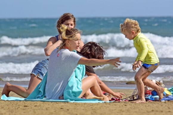 Luisana Lopilato profite du soleil d'Espagne avec ses fils Noah et Elias sur la plage de La Palmas de Gran Canaria, le 10 novembre 2017.