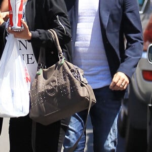 Michael Buble et sa femme Luisana Lopilato font du shopping à Beverly Hills, le 20 juin 2016. Michael se remet encore de la chirurgie de ses cordes vocales. 