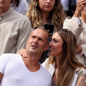 Roger Erhart et sa compagne Delphine Wespiser, Miss France 2012 - Célébrités dans les tribunes des internationaux de France de Roland Garros à Paris le 31 mai 2022. © Cyril Moreau - Dominique Jacovides/Bestimage 