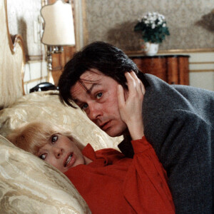 Mireille Darc et Alain Delon sur le tournage du film "L'homme pressé". 1976 