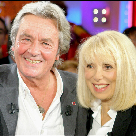 Mireille Darc et Alain Delon sur le plateau de l'émission 'Vivement Dimanche'. © Guillaume Gaffiot / Bestimage