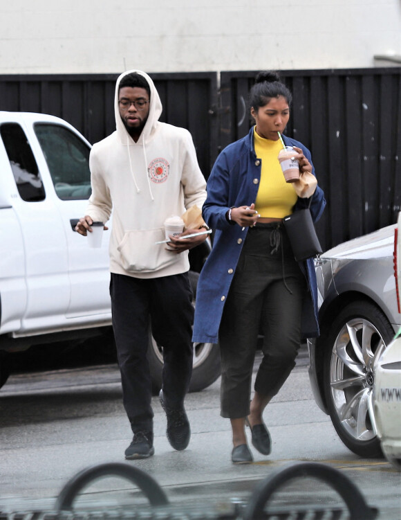 Chadwick Boseman et sa compagne Taylor Simone se promènent dans les rues de Los Angeles le 14 février 2019. 