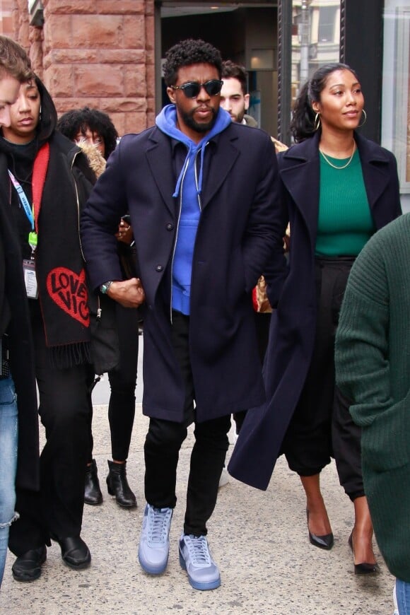 Chadwick Boseman et sa compagne Taylor Simone Ledward arrivent dans les studios AOL Build pour promouvoir le nouveau film '21 Bridges' à New York, le 20 novembre 2019.
