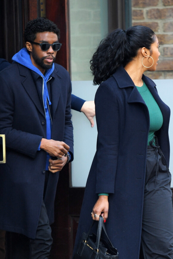 Chadwick Boseman et sa compagne Taylor Simone Ledward ont été aperçus dans les rues de New York. L'acteur est en ville pour la promotion du film '21 Bridges', le 20 novembre 2019.