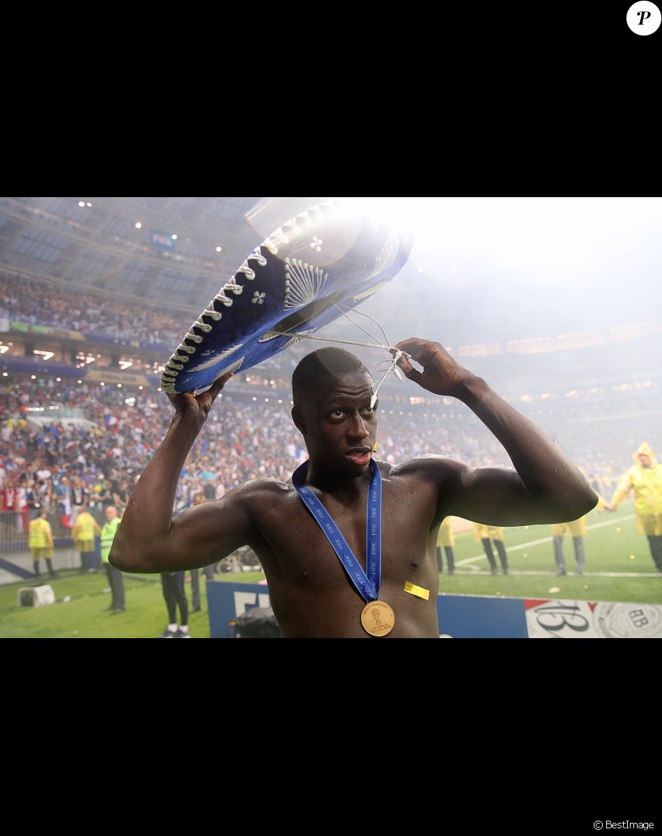 Benjamin Mendy - L'équipe de France sur la pelouse du stade Loujniki après leur victoire sur la Croatie (4-2) en finale de la Coupe du Monde 2018, le 15 juillet 2018.