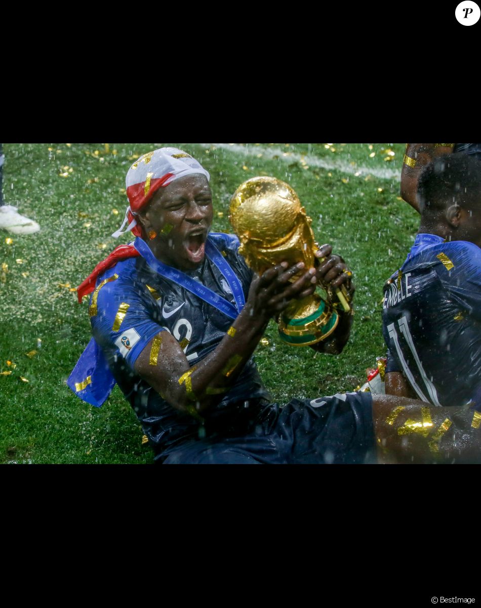 Benjamin Mendy - L'équipe de France célèbre son deuxième titre de Champion du Monde sur la pelouse du stade Loujniki après leur victoire sur la Croatie (4-2) en finale de la Coupe du Monde 2018.