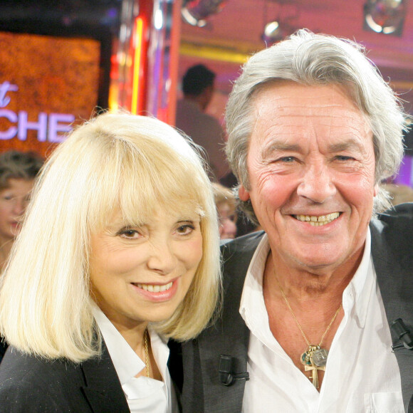 Archives - Alain Delon et Mireille Darc sur le plateau de l'Èmission 'Vivement Dimanche'.  © Guillaume Gaffiot / Bestimage