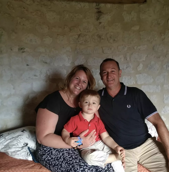 Pierre-Emmanuel (L'amour est dans le pré) et sa compagne Jessica de visite avec leur fils Adrien chez l'agriculteur Franck - Instagram