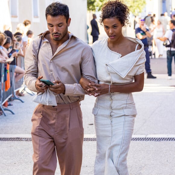 Victor Santiago et son amie Tina Kunakey - Mariage de Simon Porte Jacquemus et Marco Maestri à Charleval, France, le 27 août 2022. 