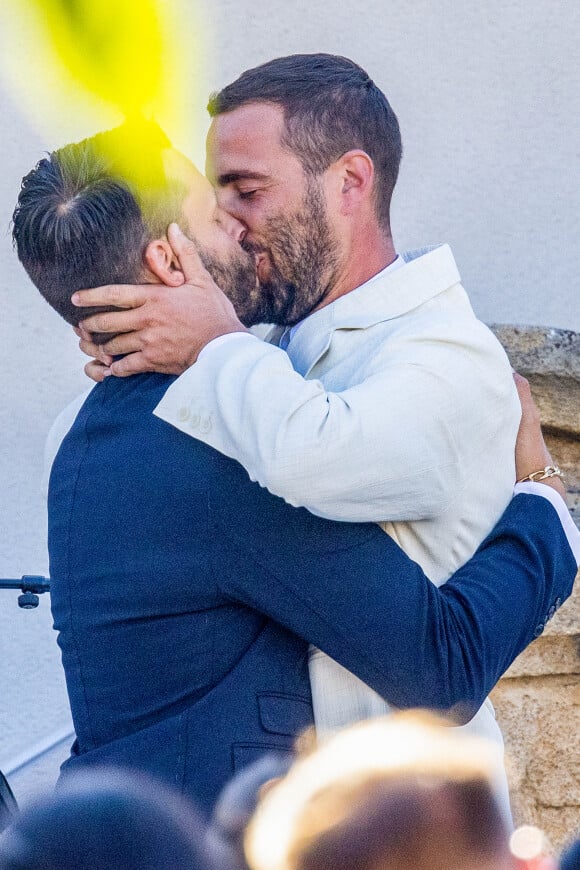 Simon Porte Jacquemus embrasse son mari Marco Maestri - Mariage de Simon Porte Jacquemus et Marco Maestri à Charleval, France, le 27 août 2022. 