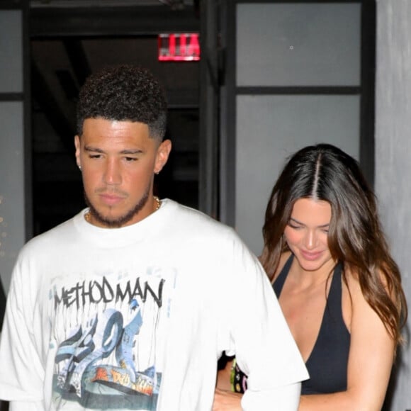 Kendall Jenner et son compagnon Devon Booker quittent la soirée de Zach Bia au restaurant "Catch Steak" à Los Angeles, le 27 août 2022.