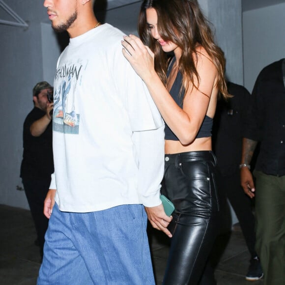 Kendall Jenner et son compagnon Devon Booker quittent la soirée de Zach Bia au restaurant "Catch Steak" à Los Angeles, le 27 août 2022.