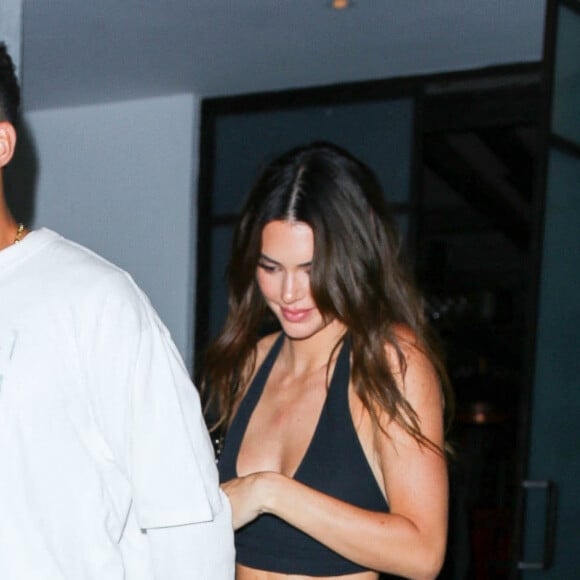 Kendall Jenner et son compagnon Devon Booker quittent la soirée de Zach Bia au restaurant "Catch Steak" à Los Angeles, le 27 août 2022.