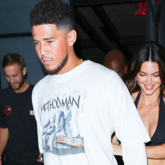 Kendall Jenner et son compagnon Devon Booker quittent la soirée de Zach Bia au restaurant "Catch Steak" à Los Angeles, le 27 août 2022.