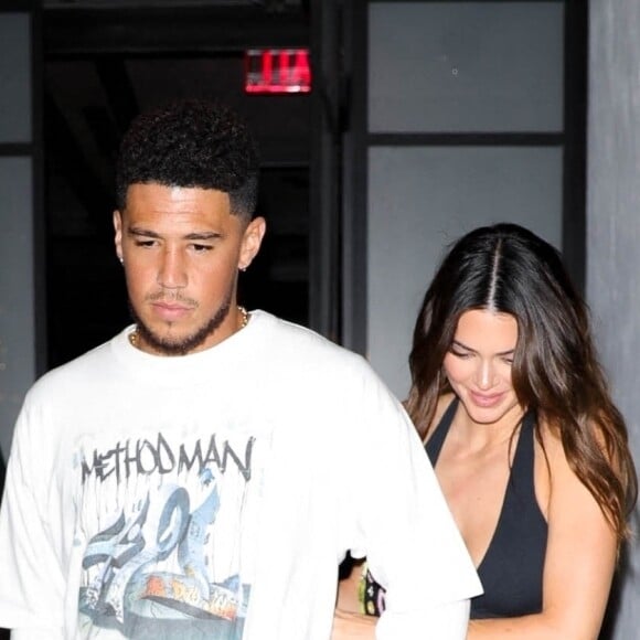 Kendall Jenner et son compagnon Devon Booker quittent la soirée de Zach Bia au restaurant "Catch Steak" à Los Angeles, le 27 août 2022.