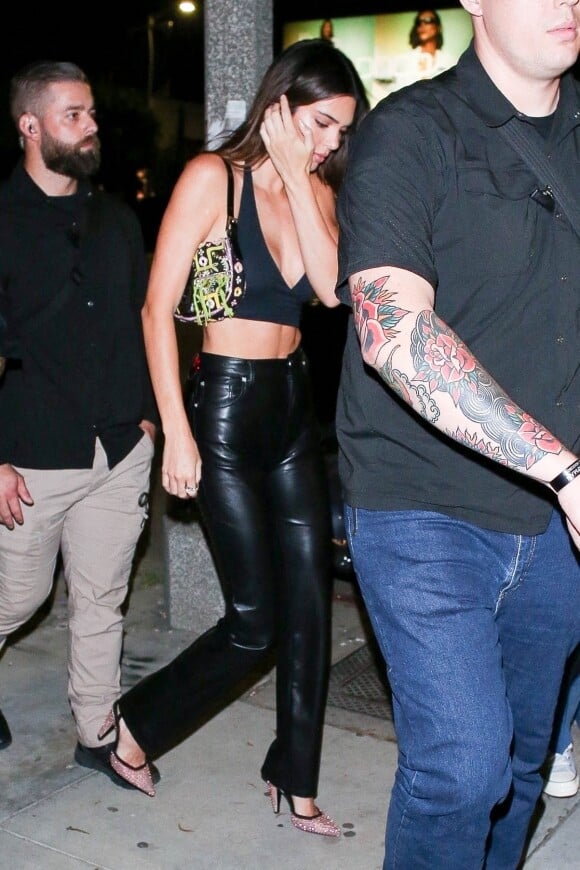 Kendall Jenner et son compagnon Devon Booker arrivent à la soirée de Zach Bia au restaurant "Catch Steak" à Los Angeles, le 27 août 2022.