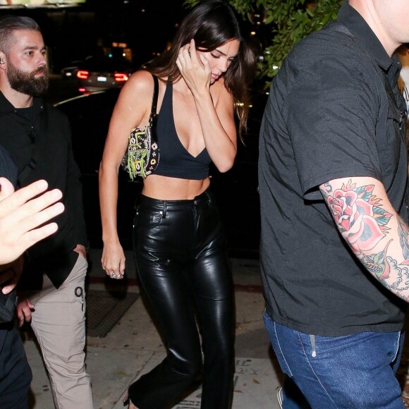 Kendall Jenner et son compagnon Devon Booker arrivent à la soirée de Zach Bia au restaurant "Catch Steak" à Los Angeles, le 27 août 2022.