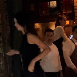 Exclusif - Kylie et Kendall Jenner, avec leur ami Fai Khadra, quittent le restaurant "Wally's" à Beverly Hills, après l'enregistrement de leur programme "The Kardashians". Le 26 août 2022.