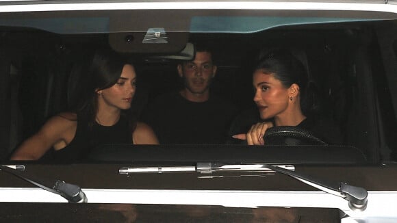 Exclusif - Kylie et Kendall Jenner, avec leur ami Fai Khadra, quittent le restaurant "Wally's" à Beverly Hills, après l'enregistrement de leur programme "The Kardashians". Le 26 août 2022.