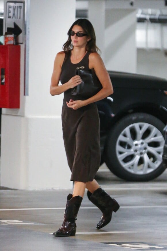 Kendall Jenner arrive à un rendez-vous professionnel dans un immeuble de Beverly Hills, le 26 août 2022.