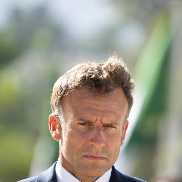 Le président français Emmanuel Macron dépose une gerbe de fleurs au mémorial Maqam Echahid du Martyr à Alger, Algérie, le 25 août 2022. Le président français entame une visite de trois jours en Algérie pour aider à rétablir les liens avec l'ancienne colonie française, qui fête cette année le 60ème anniversaire de son indépendance. © Jacques Witt/Pool/Bestimage  French President Emmanuel Macron lays a floral wreath at the Martyrs Monument in Algiers on August 25, 2022. 