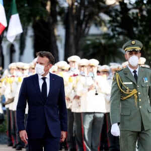 Le président Emmanuel Macron rencontre le président de l'Algérie Abdelmadjid Tebboune au palais El Mouradia à Alger le 25 août 2022. Le président français entame une visite de trois jours en Algérie pour aider à rétablir les liens avec l'ancienne colonie française, qui fête cette année le 60ème anniversaire de son indépendance. © Dominique Jacovides / Bestimage