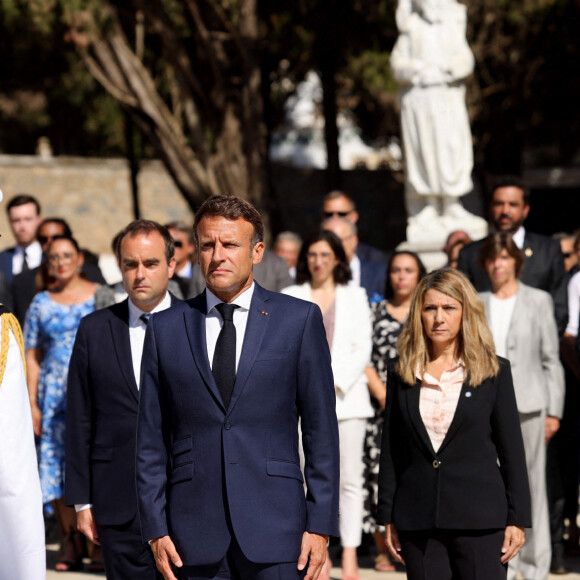Le président de la République française Emmanuel Macron, Patricia Mirallès, secrétaire d'Etat, chargée des Anciens combattants et de la Mémoire, et Sébastien Lecornu, ministre des Armées, - Le président de la République française rend hommage aux morts pour la France suivi d'un moment de recueillement au cimetière Européen de Saint-Eugène à Alger, Algérie, le 26 août 2022. © Dominique Jacovides/Bestimage