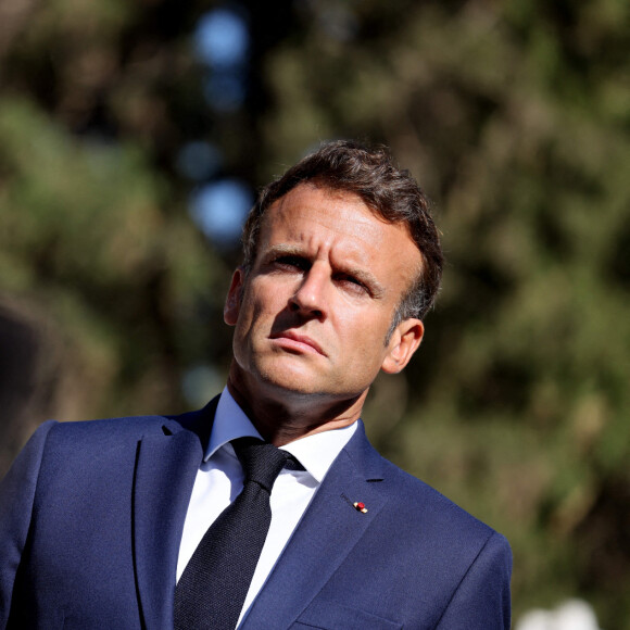 Le président de la République française Emmanuel Macron - Le président de la République française rend hommage aux morts pour la France suivi d'un moment de recueillement au cimetière Européen de Saint-Eugène à Alger, Algérie, le 26 août 2022. Le président s'est arrêté devant la tombe de Roger Hanin située dans le carré juif du cimetière et les amis de l'acteur (J.Lang, A.Arcady, J.Attali) ont relaté des souvenirs savoureux du comédien avec le président. Le président français entame une visite de trois jours en Algérie pour aider à rétablir les liens avec l'ancienne colonie française, qui fête cette année le 60ème anniversaire de son indépendance. © Dominique Jacovides/Bestimage