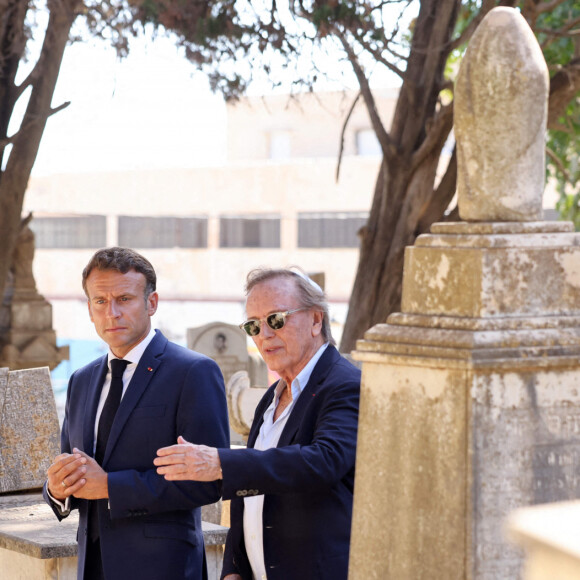 Le président de la République française Emmanuel Macron et Alexandre Arcady - Le président de la République française rend hommage aux morts pour la France suivi d'un moment de recueillement au cimetière Européen de Saint-Eugène à Alger, Algérie, le 26 août 2022.© Dominique Jacovides/Bestimage