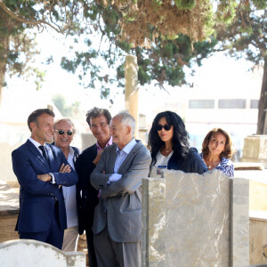 Le président de la République française Emmanuel Macron, Alexandre Arcady, Jack Lang, Jacques Attali et Yamina Benguigui - Le président de la République française rend hommage aux morts pour la France suivi d'un moment de recueillement au cimetière Européen de Saint-Eugène à Alger, Algérie, le 26 août 2022. Le président s’est arrêté devant la tombe de Roger Hanin située dans le carré juif du cimetière et les amis de l'acteur (J.Lang, A.Arcady, J.Attali) ont relaté des souvenirs savoureux du comédien avec le président. Le président français entame une visite de trois jours en Algérie pour aider à rétablir les liens avec l'ancienne colonie française, qui fête cette année le 60ème anniversaire de son indépendance. © Dominique Jacovides/Bestimage  French President visits the European Saint-Eugene Cemetery in Algiers on August 26, 2022. The French president started a three-day visit to Algeria on August 25. 