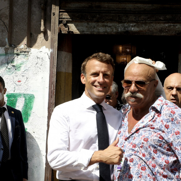 Le président de la République française, Emmanuel Macron, accompagné de Rima Abdul Malak, ministre de la Culture, rend visite à Boualem Benhaoua, propriétaire de la discothèque Maghreb Shopin, label mythique de la musique raï, lors de sa visite à Oran, Algérie, le 27 août 2022. Le président français entame une visite de trois jours en Algérie pour aider à rétablir les liens avec l'ancienne colonie française, qui fête cette année le 60ème anniversaire de son indépendance. © Dominique Jacovidesl/Bestimage