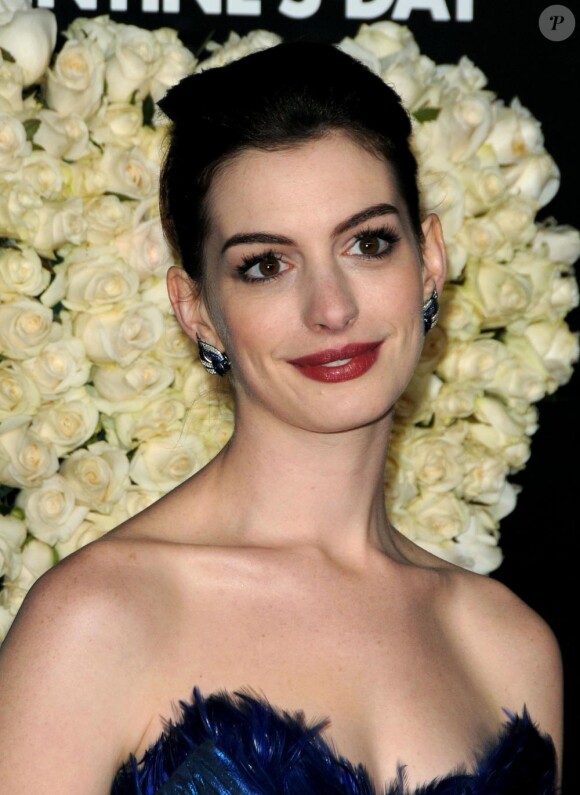 Anne Hathaway à la première de Valentine's Day le 8 février à Los Angeles