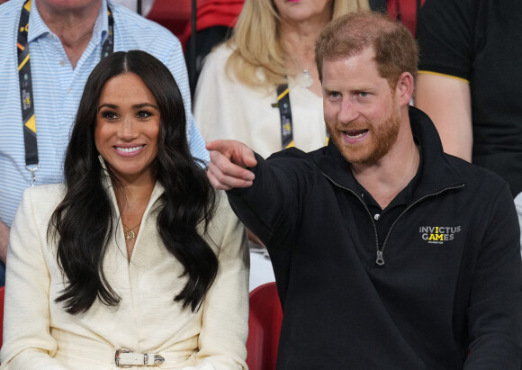 Le prince Harry et Meghan Markle assistent à la finale d'athlétisme, au deuxième jour des Invictus Games 2020 à La Haye, le 17 avril 2022.