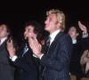 Johnny Hallyday, Michel Sardou lors du concert de Sylvie Vartan au Palais des Congrès en 1977.