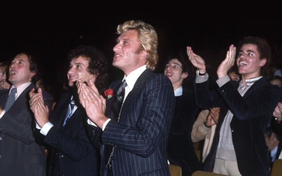 Johnny Hallyday, Michel Sardou lors du concert de Sylvie Vartan au Palais des Congrès en 1977.