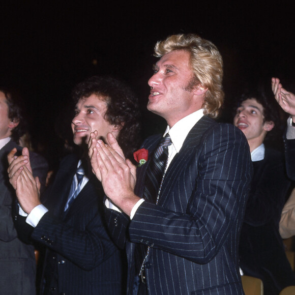 Johnny Hallyday, Michel Sardou lors du concert de Sylvie Vartan au Palais des Congrès en 1977.