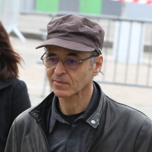 Jean-Jacques Goldman lors des obsèques de Véronique Colucci au cimetière communal de Montrouge, le 12 avril 2018.