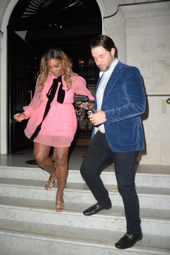 Serena Williams et son mari Alexis Ohanian arrivent puis sortent de l'hôtel 22 à Londres le 5 juillet 2022. 