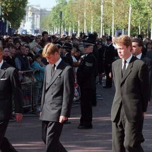Charles Spencer, le prince William, duc de Cambridge, Le prince Harry, duc de Sussex, Le prince Charles, prince de Galles, lors des funérailles de Lady Diana en 1997 à la Westminster Abbey à Londres