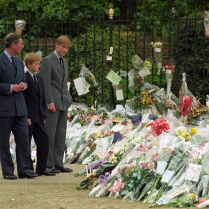 Le prince Charles, prince de Galles, Le prince Harry, duc de Sussex, prince William, duc de Cambridge, rendant hommage à Lady Diana le 5 septembre 1997 à Londres