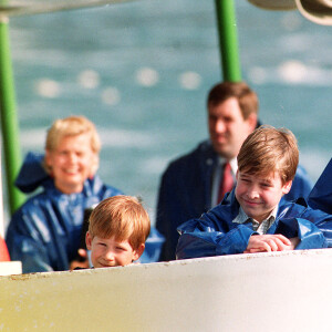 La princesse Diana, Le prince William, duc de Cambridge, Le prince Harry, duc de Sussex, en vacances près des chutes de Niagara en 1991