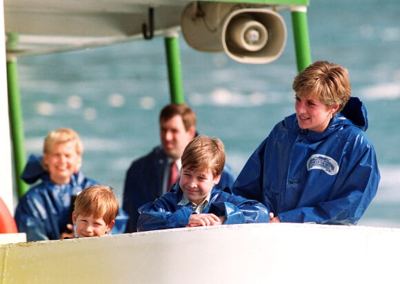 La princesse Diana, Le prince William, duc de Cambridge, Le prince Harry, duc de Sussex, en vacances près des chutes de Niagara en 1991