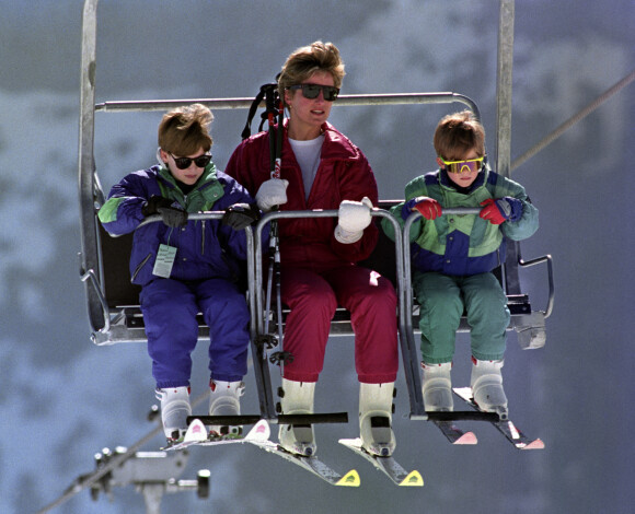 La princesse Diana, Le prince William, duc de Cambridge, Le prince Harry, duc de Sussex en 1991 en Autriche pour un séjour au ski