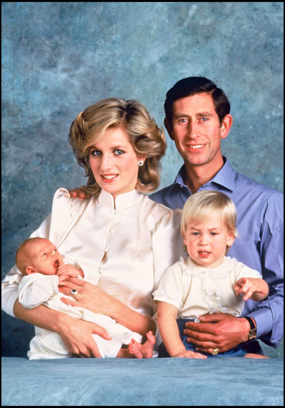 La princesse Diana et le prince Charles posant avec leurs enfants William et Harry en 1984